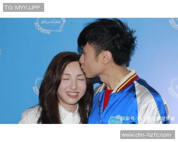 全球足球明星与伴侣甜蜜瞬间大盘点，见证爱情与荣耀的完美结合