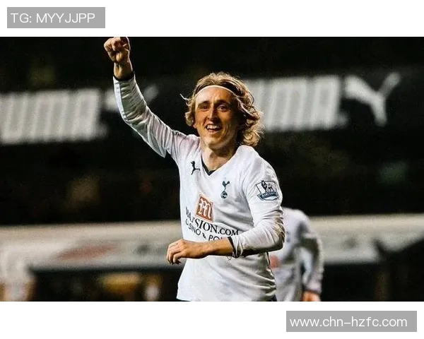 足球明星莫德里奇的辉煌历程与精彩瞬间海报展示